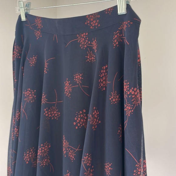 NWT Ann Taylor 4P Navy with Red Floral Design Flowy A-Line Chiffon Skirt - Picture 2 of 8